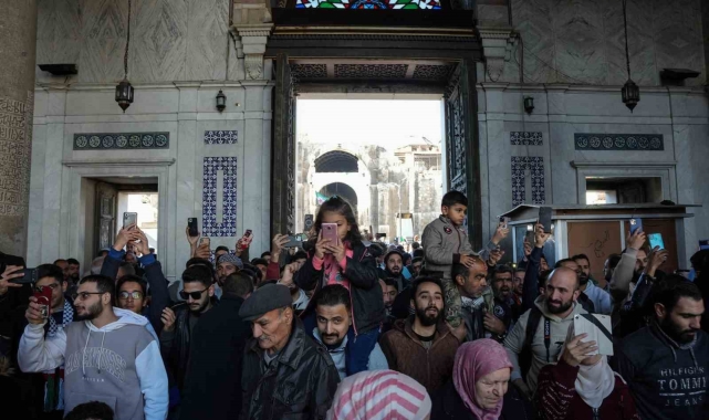 Özgür Suriye'de ilk cuma namazı Emevi Camii'nde kılındı