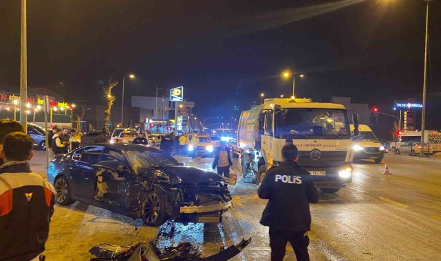Park halindeki 2 araca çarpan sürücü, yaralı 3 arkadaşını bırakıp kaçtı
