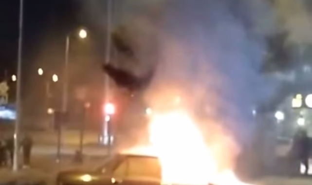 Park halindeki otomobil alev topuna döndü