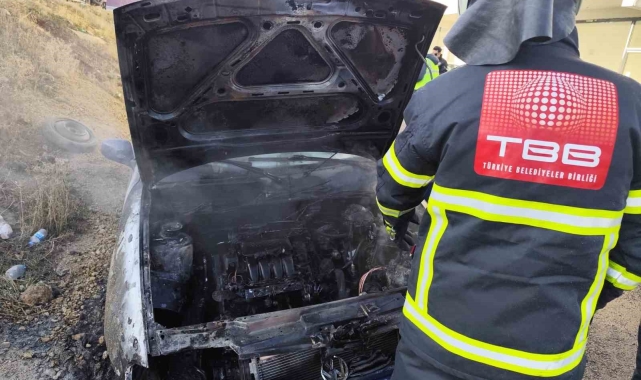 Park halindeki otomobil yandı