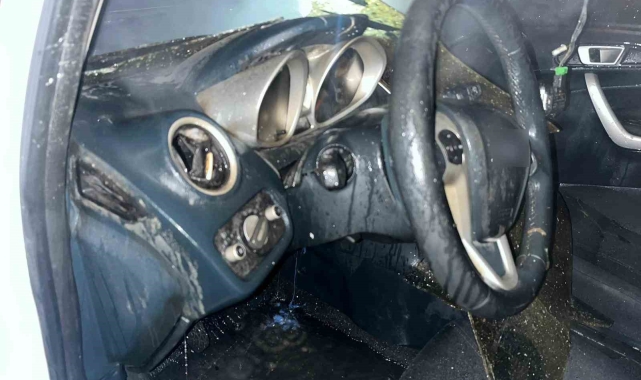 Park halindeki otomobilin motoru alev aldı, geriye demir yığını kaldı