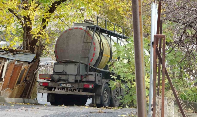 Pendik'te bariyerlere çarpan tankerden tuz ruhu döküldü