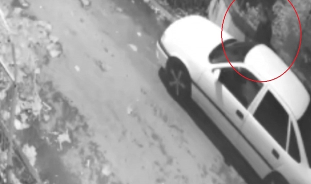 'Pes' dedirten hırsızlık: Saniyeler içerisinde otomobilin aynasını çaldı