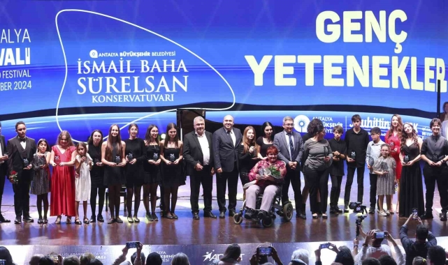 Piyano Festivali'nde sahne gençlerin