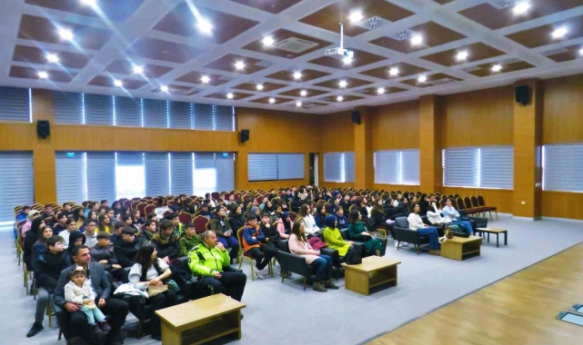 Polis ortaokul öğrencilerine mesleklerini tanıttı