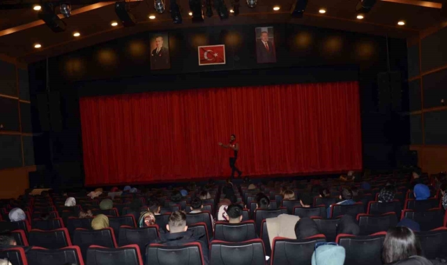 Polisten üniversite öğrencilerine tiyatro etkinliği