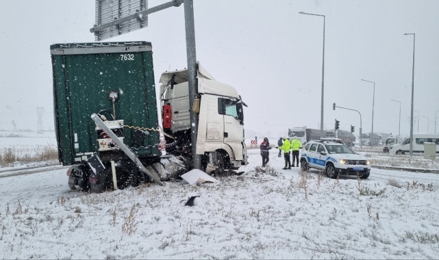 Refüje çarpan tır nedeniyle Çorum-Yozgat kara yolu 2 saat ulaşıma kapalı kaldı