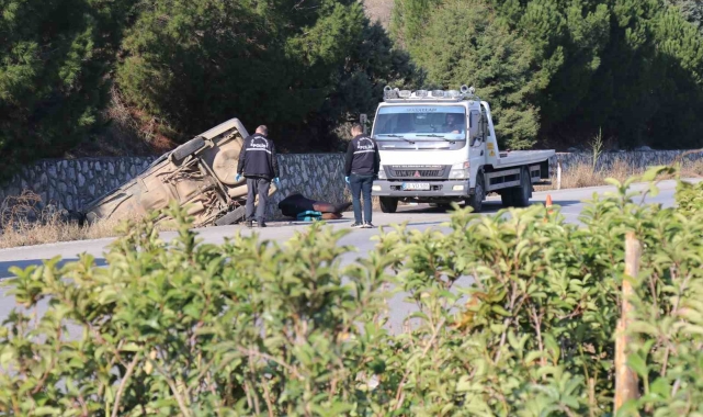 Refüjü aşan otomobil, karşı şeritteki istinat duvarına çarptı: 1 ölü, 1'i ağır 2 yaralı