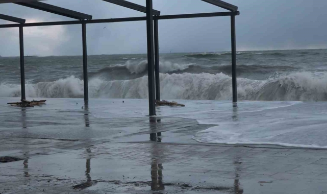 Rize'de fırtına hayatı olumsuz etkiliyor