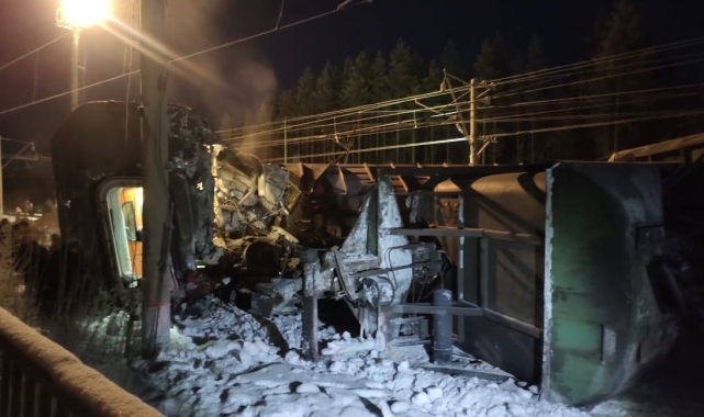 Rusya'da yolcu treni ile yük treni kafa kafaya çarpıştı: 14 yaralı