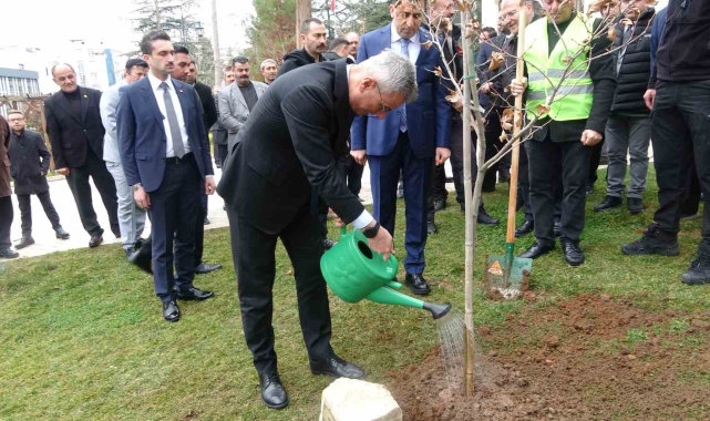 Sağlık Bakanı Prof. Dr. Kemal Memişoğlu, Bilecik'te fidan dikti