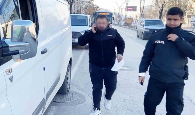 Sahte plakayla yakalandı, "Sahte değil" deyip yüzünü kapattı