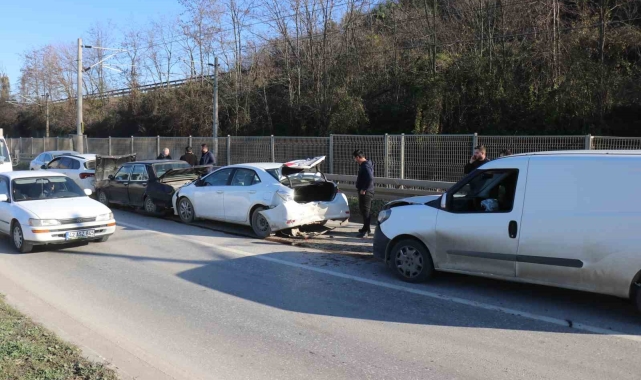 Sakarya'da 4 araçlı zincirleme kaza: Uzun araç kuyrukları oluştu