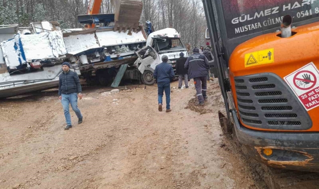 Sakarya'da feci kaza: Taş kırma makinesi, tırın kupasına devrildi