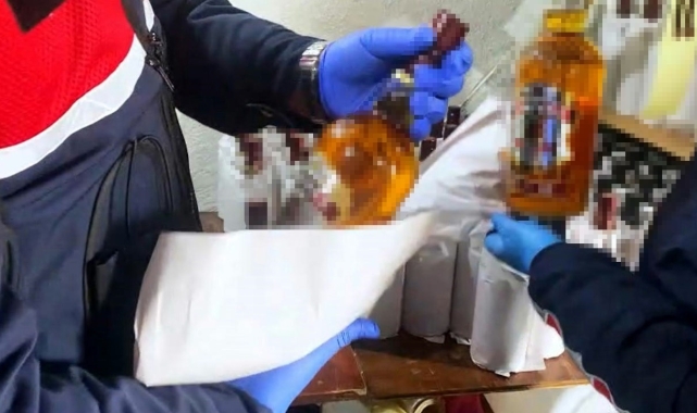 Sakarya'da giysi kolilerinden litrelerce kaçak alkol çıktı