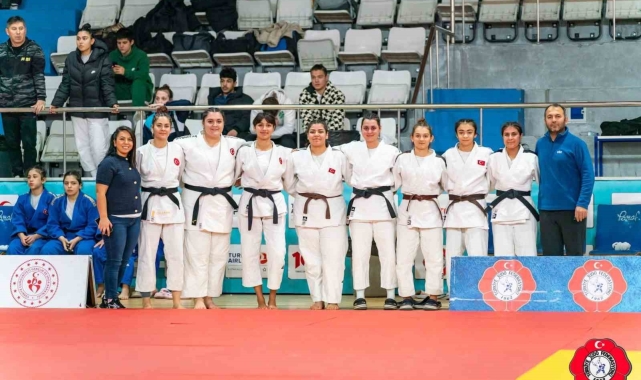 Salihli judoda Süper Lig'e yükseldi