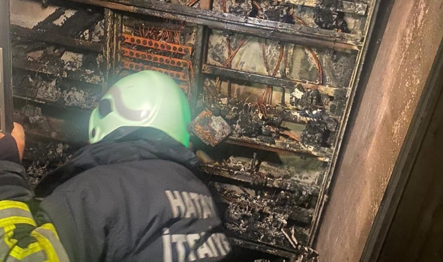 Samandağ&#039;da binanın elektrik panosu küle döndü