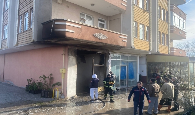 Samsun'da dükkanda çıkan yangında bir araç kullanılamaz hale geldi