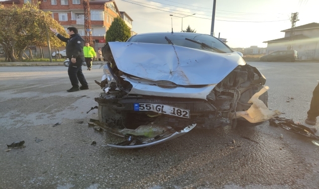 Samsun'da iki otomobilin çarpıştığı kazada 2 kişi yaraladı