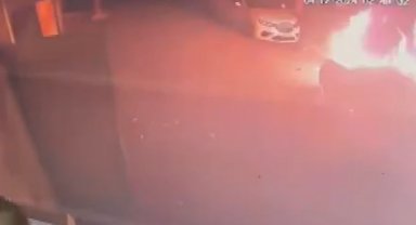 Şanlıurfa'da park halindeki otomobilin kundaklanma anı kamerada