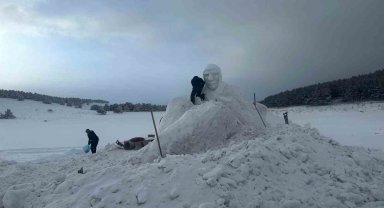 Sarıkamış şehitleri anısına kardan heykeller yapılıyor