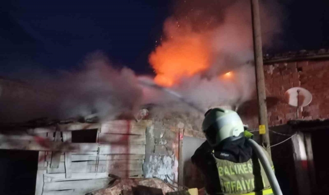 Savaştepe'de ev ve ahır yangını, 600 balya saman yandı