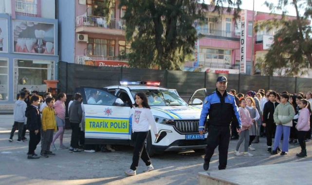 Serik'te Yerli Malı haftasında yerli ve milli araç Togg öğrencilere tanıtıldı