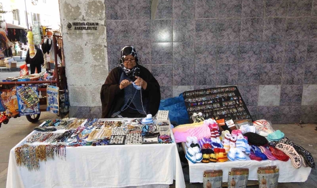 Seyyar tezgahının başında ördüğü ürünleri satarak geçimini sağlıyor