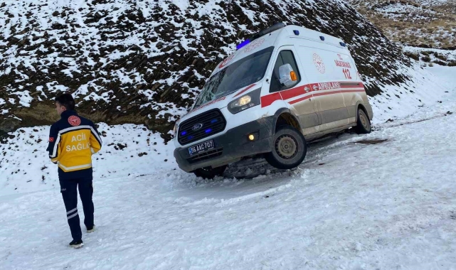 Siirt'te karda mahsur kalan ambulans, İl Özel İdaresi ekiplerince kurtarıldı