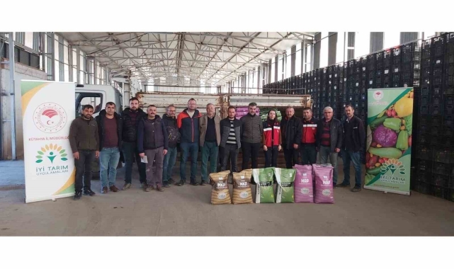 Simav'da 11 domates üreticisine 3 ton gübre desteği