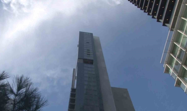 Şişli'deki Torun Center'ın 42'inci katında çıkan alevler paniğe yol açtı
