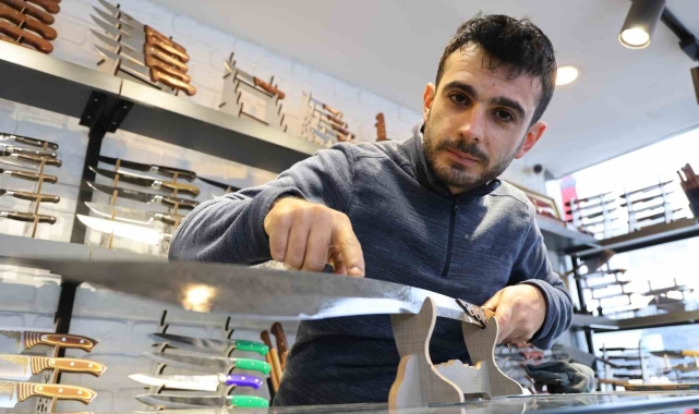 Sivaslı usta Şam çeliğinden kılıç üretti, 110 bin TL'lik kılıç görüntüsüyle hayran bırakıyor