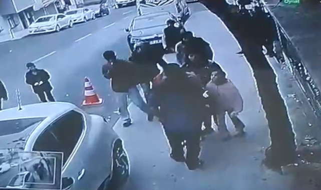 Sokak ortasında kadına bağıran adamı mahallenin gençleri darp etti