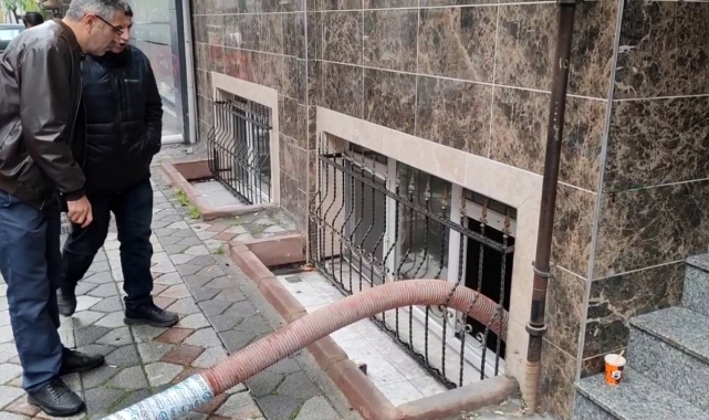 Sultangazi'de yağış sonrası yol çöktü, ev ve işyerlerini su bastı: Vatandaşlar İSKİ'ye tepki gösterdi