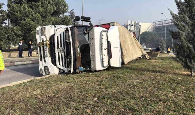 Sunta yüklü tır devrildi