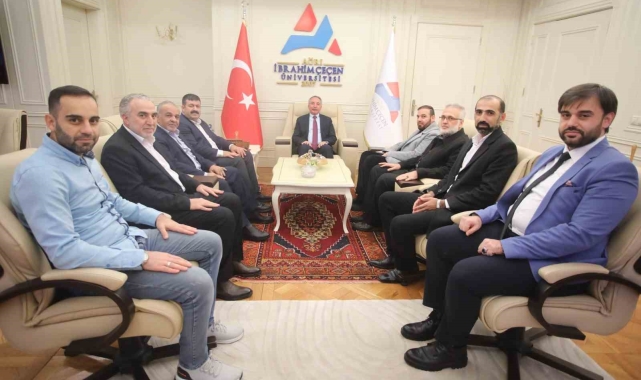 Suriye uyruklu akademisyenlerden AİÇÜ Rektörü Prof. Dr. Karabulut'a teşekkür ziyareti