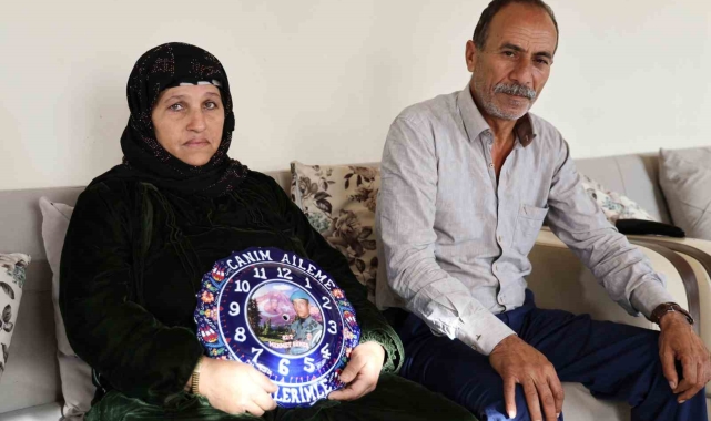 Suriye'de tutuklu olan oğullarından gelecek haberi bekliyorlar