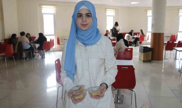 Suriyeli öğrenci Baas rejiminin devrilmesini tatlı dağıtarak kutladı