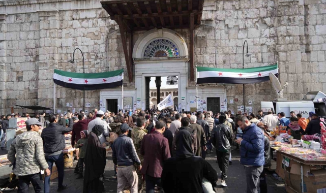 Suriyeliler cuma namazı için Emevi Camii'ne akın etti
