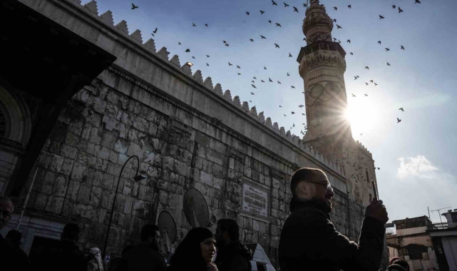 Suriyeliler Esad sonrası ilk cuma namazı için Emevi Camii'ne akın etti