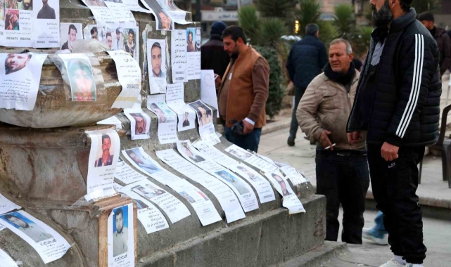 Suriyeliler, Merce Meydanı'na astıkları fotoğraflarla yakınlarını arıyor