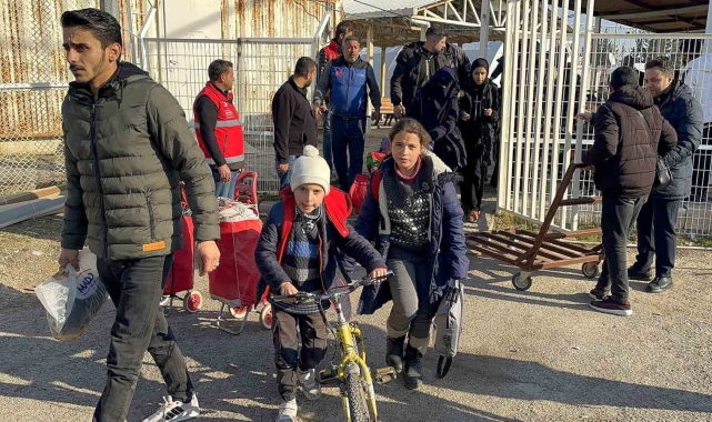 Suriyeliler ülkelerine dönmenin heyecanını yaşıyor