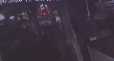 Takla atan araçtan gençleri yola savuran kaza güvenlik kamerasında