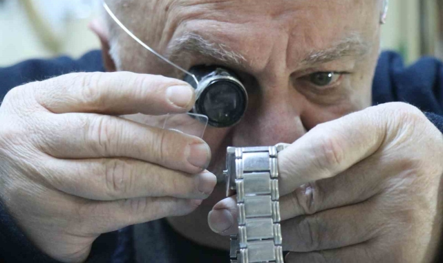 Tarihi çarşıdaki 9 metrekare dükkanda 46 yıldır zamana ayar veriyor