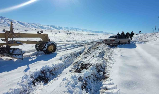 Tarlaya uçan araç kurtarıldı