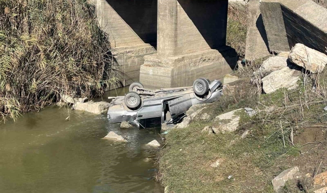 Tarsus'ta otomobil kanala düştü: 1 yaralı