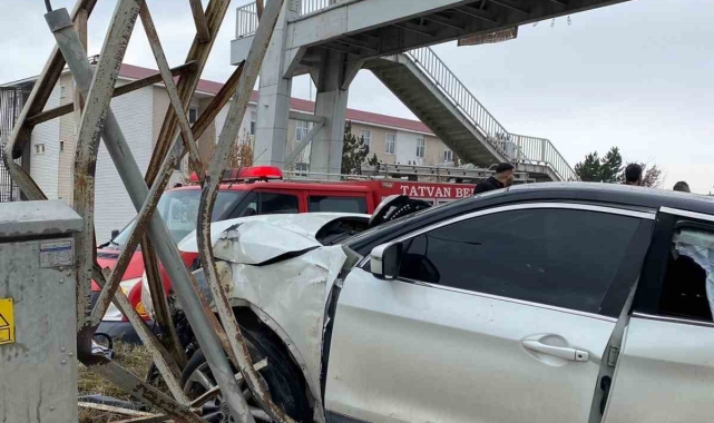 Tatvan'da otomobil direğe çarptı: 1 yaralı