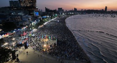 Tayland'da havai fişek festivali, karanlığı renklendirdi