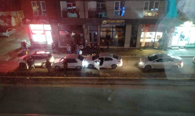 Tek şeritli yolda 3 aracın karıştığı zincirleme kaza trafiği kilitledi