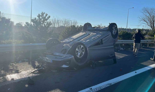 TEM'de çarpışan otomobillerin sürücüleri yarandı